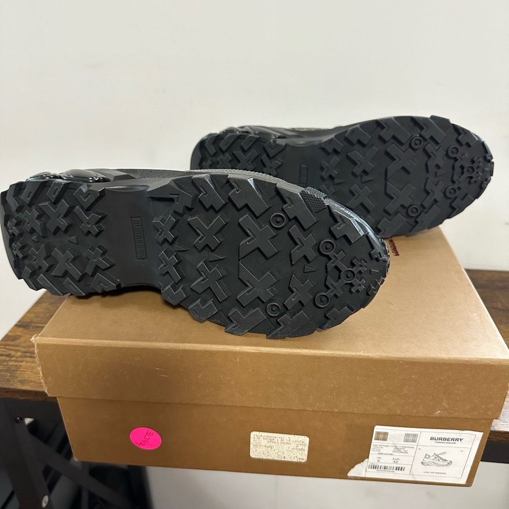 Burberry Sneakers Brand New Never Worn - Picture 5 of 7